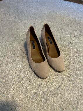 Margaux Classic Women’s Block Heel Pumps,Nude Suede Size 39
(Only worn once)